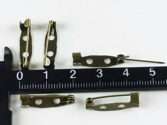 送料無料　ブローチピン　20mm　100個　金古美　アンティーク ゴールド　2穴　ウラピン　ブローチ　金具　AP0211 4枚目の画像