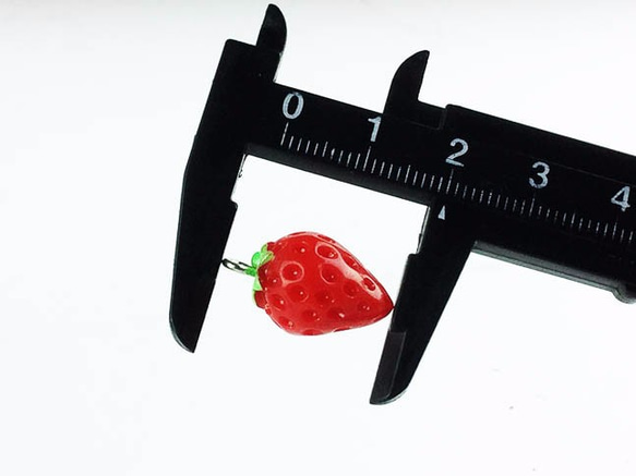 送料無料　チャーム　フルーツ　イチゴ　10個　17mmx12mm　苺　いちご　アクセサリー パーツ　（AP0233） 4枚目の画像
