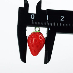 送料無料　チャーム　フルーツ　イチゴ　10個　17mmx12mm　苺　いちご　アクセサリー パーツ　（AP0233） 5枚目の画像
