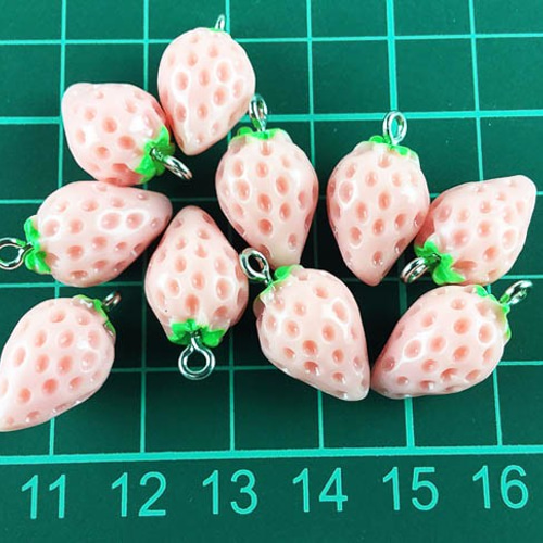 送料無料 チャーム フルーツ イチゴ 10個 17mmx12mm ピンク 苺 いちご