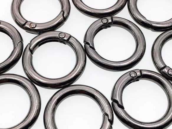 送料無料　カラビナ　丸　ガンメタ　10個　24mm　サークル キーホルダー ストラップ パーツ　リング  AP0444 1枚目の画像