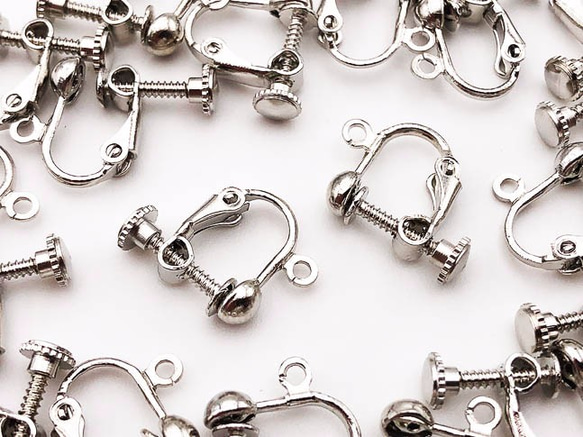 送料無料　イヤリングパーツ　シルバー　丸皿　20個　カン付き　ネジバネ式　イヤリング パーツ　アクセサリー AP0515 1枚目の画像