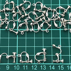 送料無料　イヤリングパーツ　シルバー　丸皿　20個　カン付き　ネジバネ式　イヤリング パーツ　アクセサリー AP0515 5枚目の画像