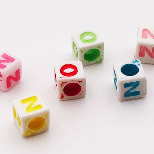 送料無料 アルファベット ビーズ 4mm 300個 キューブ型 アクセ