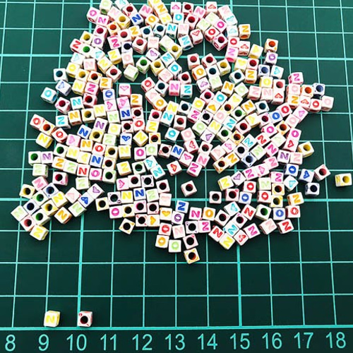 送料無料 アルファベット ビーズ 4mm 300個 キューブ型 アクセ