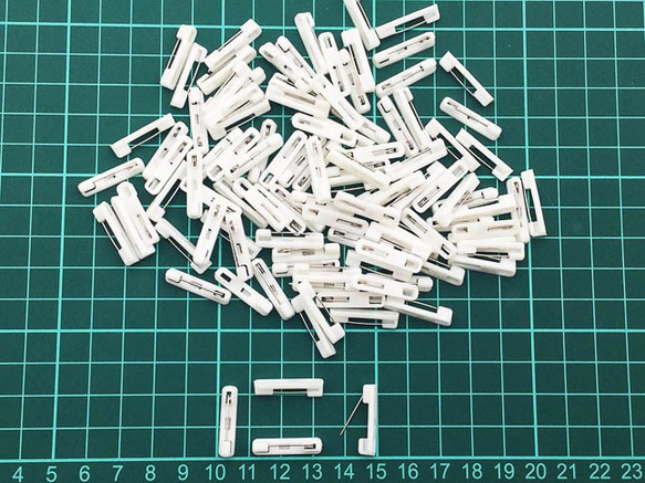 送料無料　ブローチピン　22mm　100個　プラスチック　台座付き　安全ピン　コサージュピン　手芸　ピン　AP0532 6枚目の画像