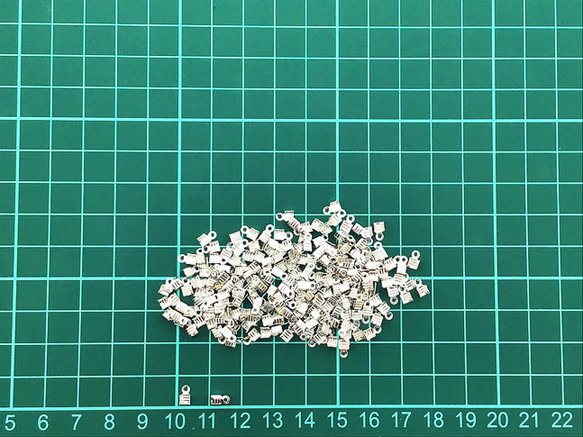 送料無料　紐止め金具　カシメ　シルバー　200個　幅3mm　エンドパーツ　留め金具　アクセサリー　パーツ　AP0830 6枚目の画像