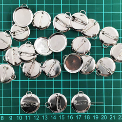 送料無料　ブローチピン　20mm　台座　カン　付き　20個　シルバー　ブローチ　金具　アクセサリー　パーツ　AP1065 7枚目の画像