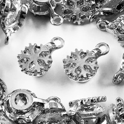 送料無料　チャーム　50個　雪の結晶　花　シルバー　アクセサリーパーツ　ネックレス　ピアス　イヤリング素材　AP1147 1枚目の画像
