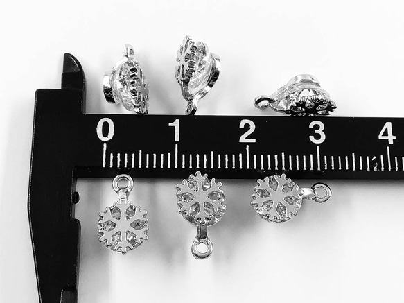 送料無料　チャーム　50個　雪の結晶　花　シルバー　アクセサリーパーツ　ネックレス　ピアス　イヤリング素材　AP1147 4枚目の画像