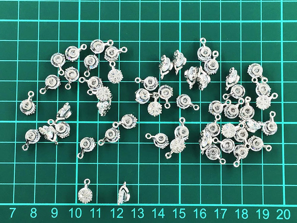 送料無料　チャーム　50個　雪の結晶　花　シルバー　アクセサリーパーツ　ネックレス　ピアス　イヤリング素材　AP1147 6枚目の画像