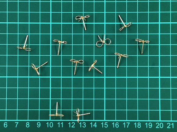 送料無料　ピアスパーツ　ワイヤー　コイルチャーム　リボン　ゴールド　KC金　10個　約14x11　透かし　アAP1318 8枚目の画像