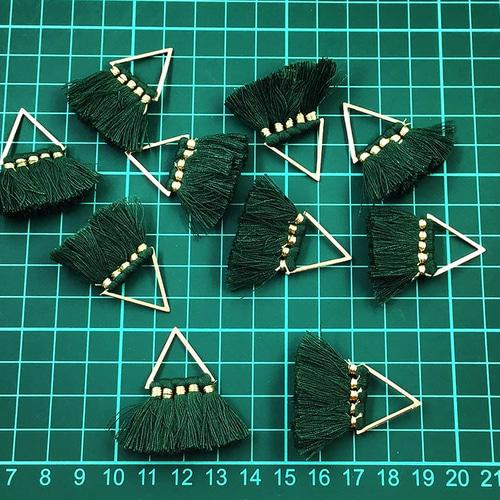 送料無料 タッセルチャーム 4連 グリーン フレームパーツ付き 三角  