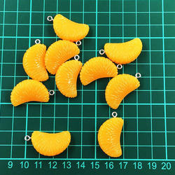 送料無料　チャーム　みかん　10個　皮まで剥いた甘そうなミカン調　チャームパーツ　フルーツ　オレンジ　AP1431 8枚目の画像