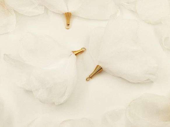 送料無料　フラワータッセル　ホワイト　炙り花びら調　全長約70mm～約80mm前後　10個　タッセルパーツ　AP1476 1枚目の画像