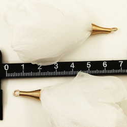 送料無料　フラワータッセル　ホワイト　炙り花びら調　全長約70mm～約80mm前後　10個　タッセルパーツ　AP1476 3枚目の画像