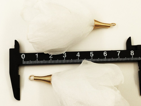 送料無料　フラワータッセル　ホワイト　炙り花びら調　全長約70mm～約80mm前後　10個　タッセルパーツ　AP1476 3枚目の画像