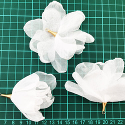 送料無料　フラワータッセル　ホワイト　炙り花びら調　全長約70mm～約80mm前後　10個　タッセルパーツ　AP1476 4枚目の画像