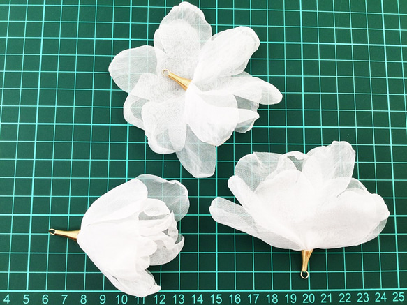 送料無料　フラワータッセル　ホワイト　炙り花びら調　全長約70mm～約80mm前後　10個　タッセルパーツ　AP1476 4枚目の画像