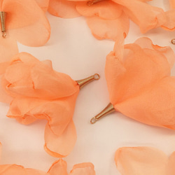 送料無料　フラワータッセル　フラワーチャーム　パステルオレンジ 10個　チャーム　花　ハンドメイド　AP1481 1枚目の画像