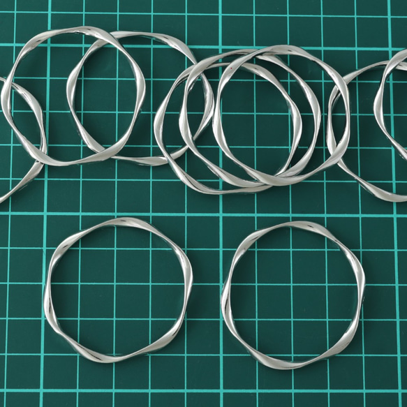 送料無料　ラウンドチャーム　大きめリング　40mm　ねじり　シルバー　10個　チャームパーツ　丸　フープ　AP1743 5枚目の画像