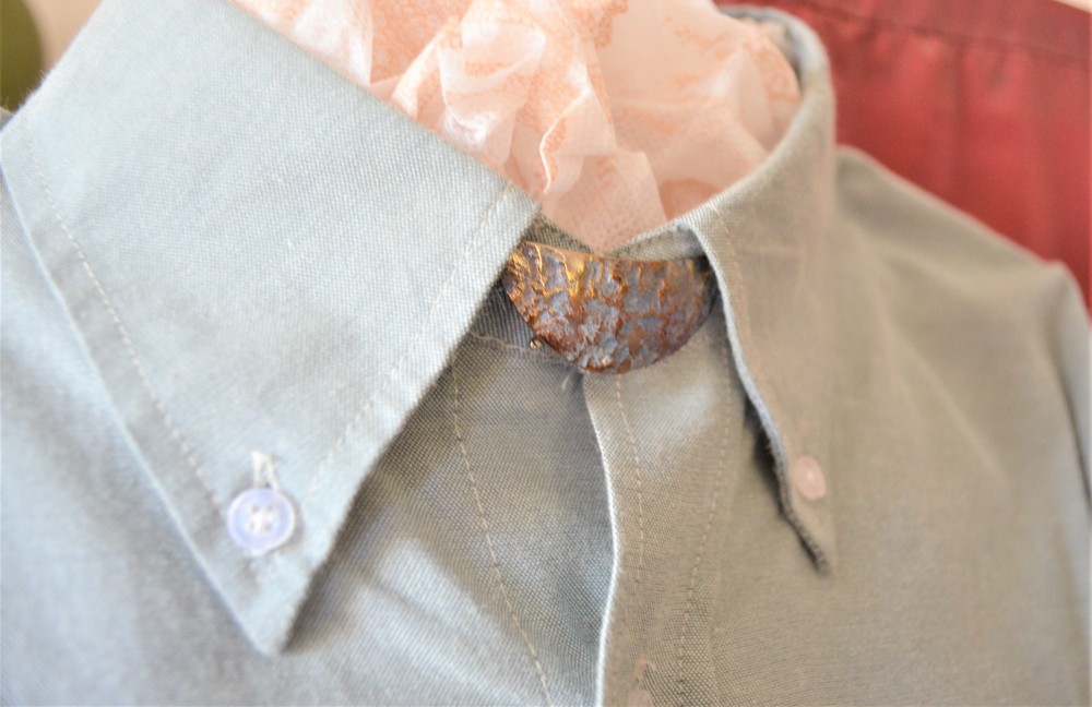 「L b u・月の青・a」・受注生産・メンズ・純チタン製シャツやカーディガンに使えるマント留め