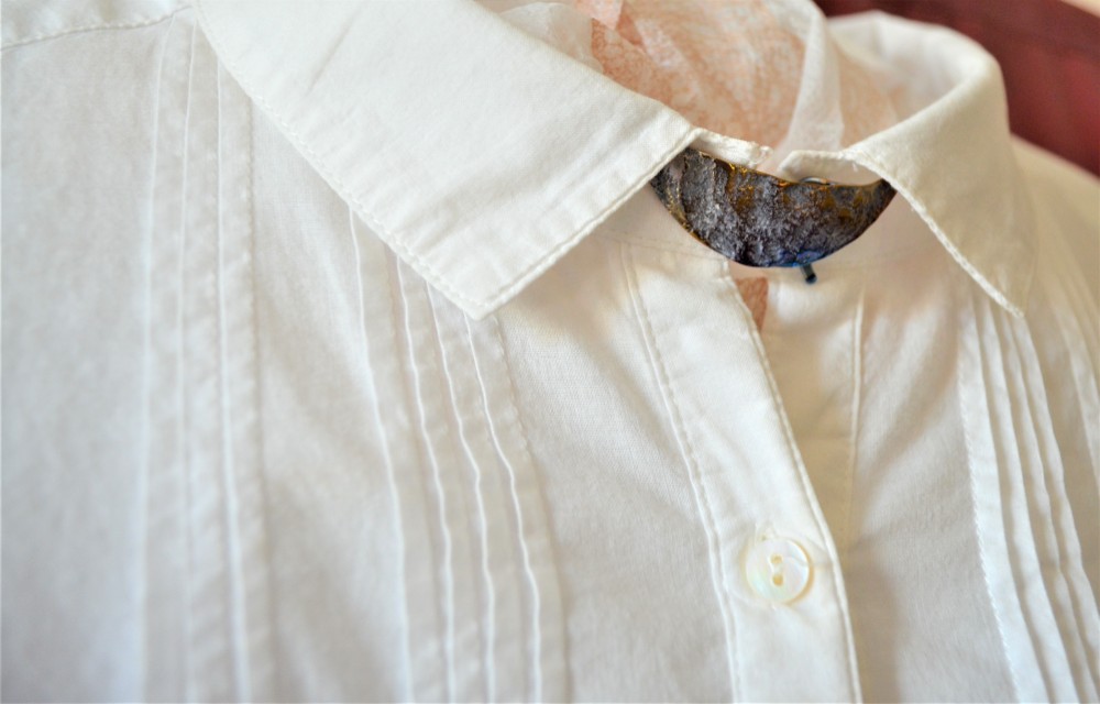 「L b u・血色と孔雀青の下弦の月」チタン製・W・マント留め・チョーカー