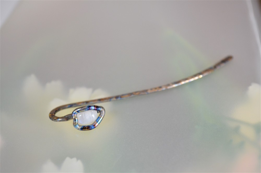 Titanium Bookmark・Gr5・群青色の縁の花弁のブックマーク・64チタンとレインボームーンストーンのしおり