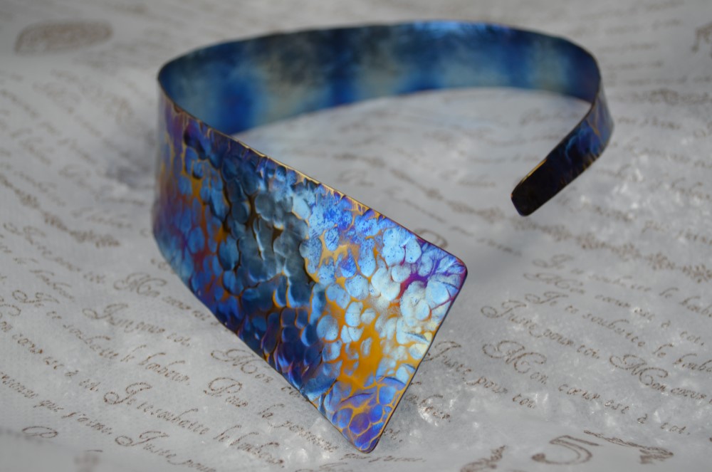 アシンメトリーチタンチョーカー「水面に黄金の波」・受注生産