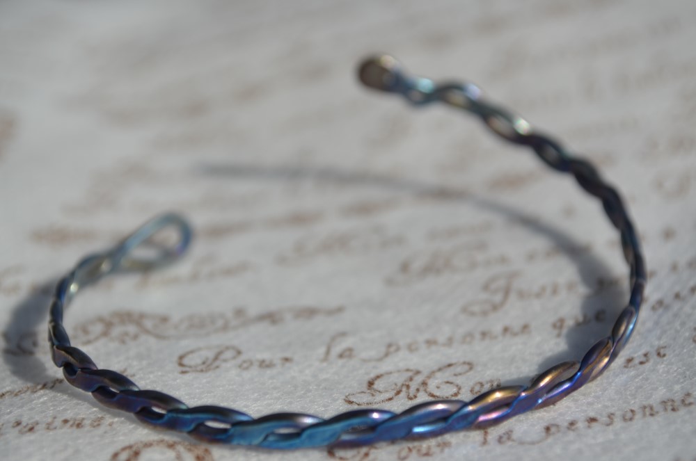 「螺旋の輪・ｂ」純チタンバングル・受注生産