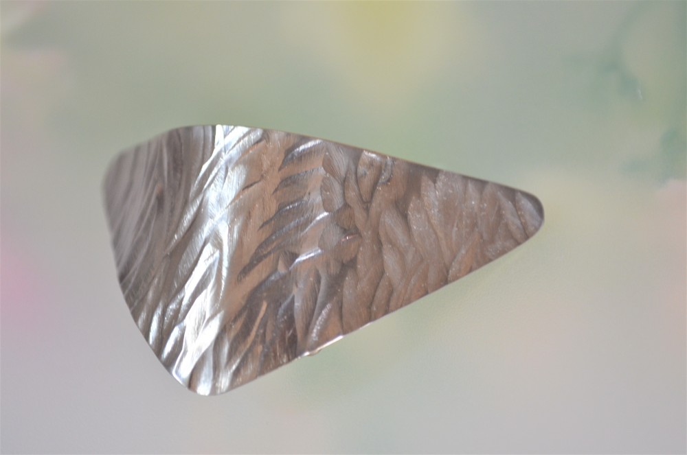 「L b u・純チタンの何かチョーカー的なもの」マント留め