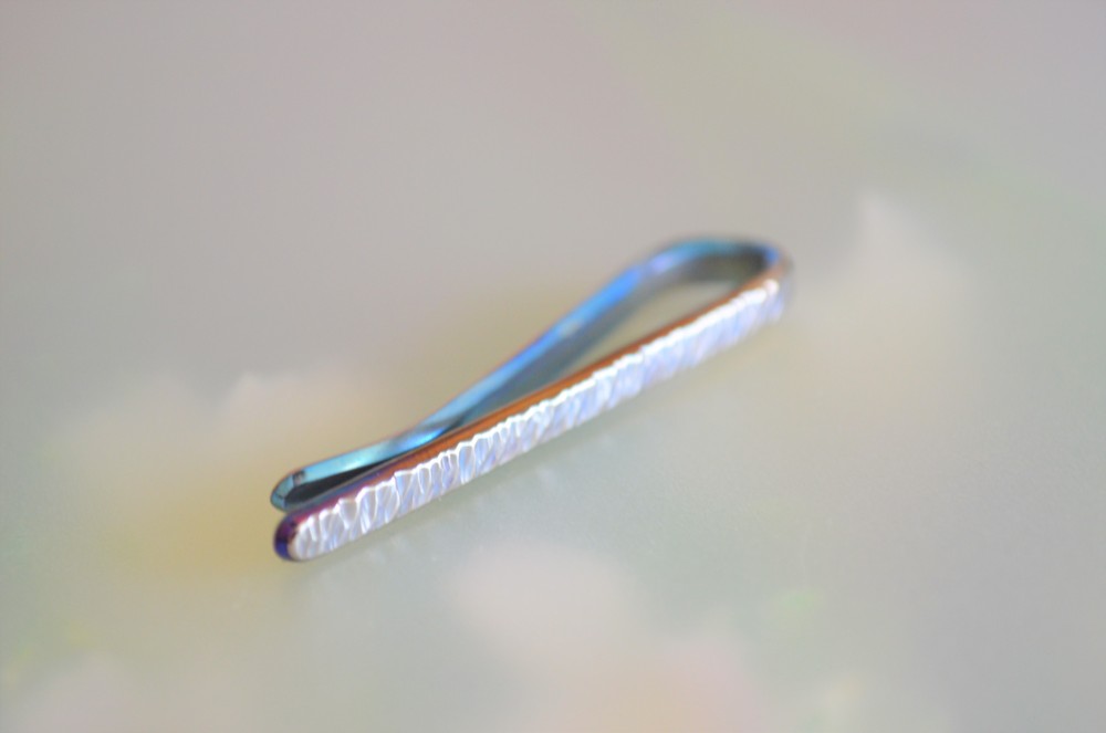 鍛造純チタンネクタイピン「鎚目できらきら惑わせる・ショート」ナロータイにも・受注生産