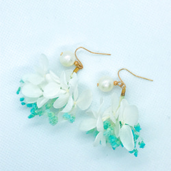 ＜再販＞白い紫陽花と水色かすみ草 パール付き ピアス/イヤリング/夏ピアス※アレルギー対応可 5枚目の画像