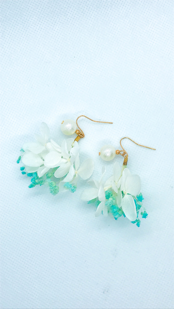 ＜再販＞白い紫陽花と水色かすみ草 パール付き ピアス/イヤリング/夏ピアス※アレルギー対応可 5枚目の画像