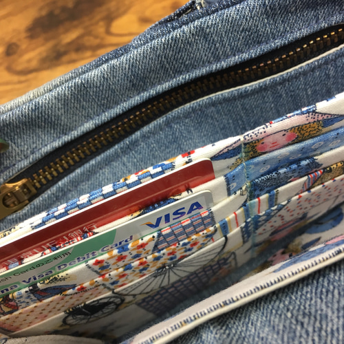 ハンドメイド デニムリメイク 長財布 L字ファスナー ビンテージ缶バッジ付き☆ ハンドメイド デニムリメイク 長財布 L字ファスナー ビンテージ