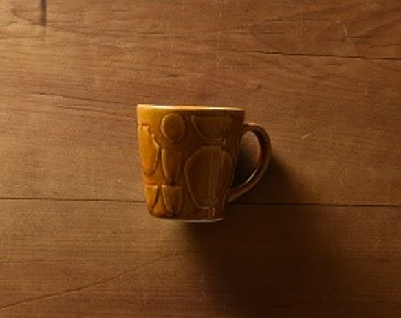 カフェタイムにおすすめ　器のレリーフパターンが可愛い　益子焼マグカップ（茶） 1枚目の画像
