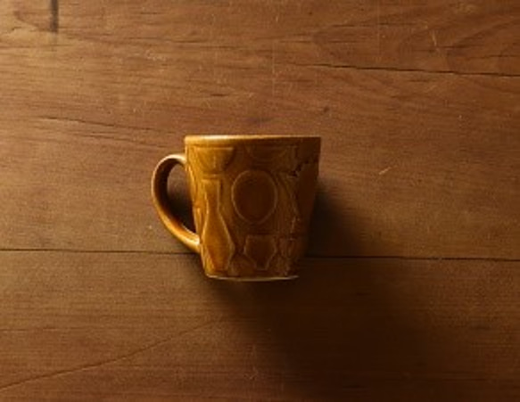 カフェタイムにおすすめ　器のレリーフパターンが可愛い　益子焼マグカップ（茶） 2枚目の画像