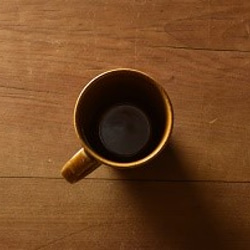 カフェタイムにおすすめ　器のレリーフパターンが可愛い　益子焼マグカップ（茶） 3枚目の画像