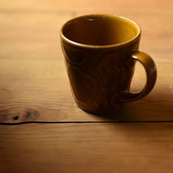 カフェタイムにおすすめ　器のレリーフパターンが可愛い　益子焼マグカップ（茶） 4枚目の画像