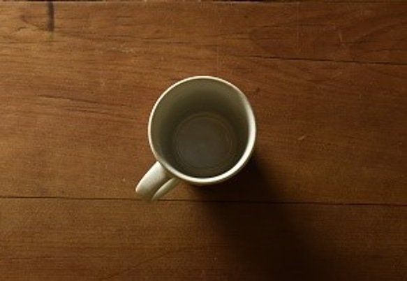 カフェタイムにおすすめ　器のレリーフパターンが可愛い　益子焼マグカップ（白） 3枚目の画像