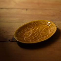 カフェタイムにおすすめ　器のレリーフパターンが可愛い　益子焼オーバルプレートS（茶） 3枚目の画像