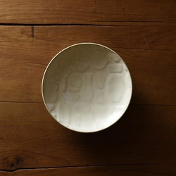 カフェタイムにおすすめ　器のレリーフパターンが可愛い　益子焼マルチプレート（白） 1枚目の画像