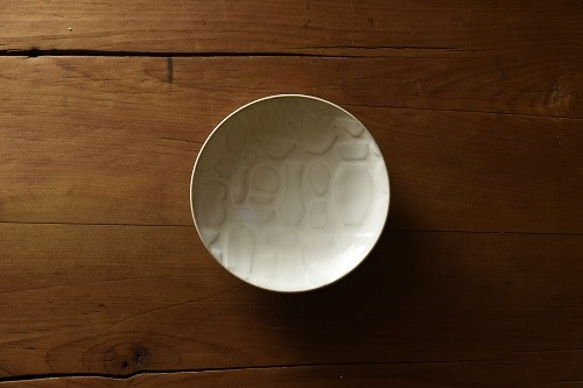 カフェタイムにおすすめ　器のレリーフパターンが可愛い　益子焼マルチプレート（白） 1枚目の画像