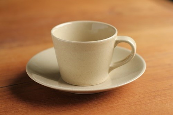 シンプルで使いやすい　益子焼コーヒーカップ＆ソーサーセット（ベージュ） 1枚目の画像