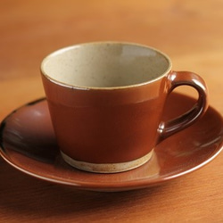 シンプルで使いやすい　益子焼コーヒーカップ＆ソーサーセット（茶） 1枚目の画像