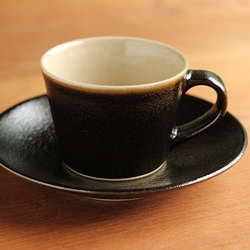 シンプルで使いやすい　益子焼コーヒーカップ＆ソーサーセット（黒） 1枚目の画像
