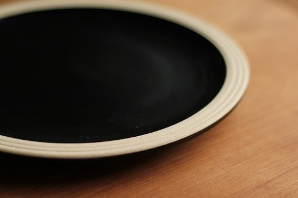朝食に最適　益子焼パン皿（黒） 3枚目の画像