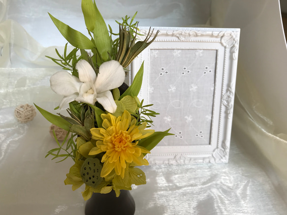 プリザーブドフラワーの仏花（黄×白）お供えに届けやすいスリムタイプ【ことね】 1枚目の画像