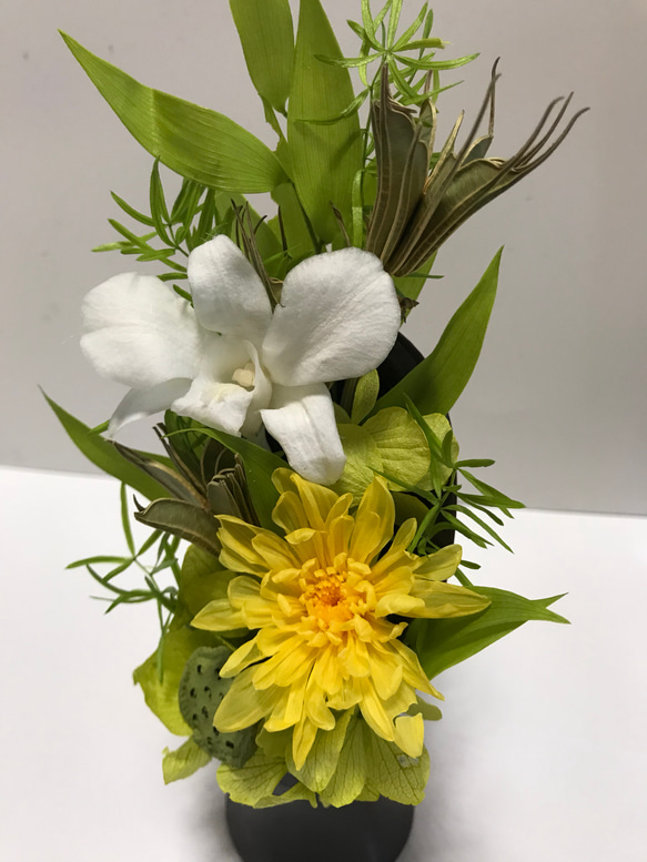 プリザーブドフラワーの仏花（黄×白）お供えに届けやすいスリムタイプ【ことね】 2枚目の画像