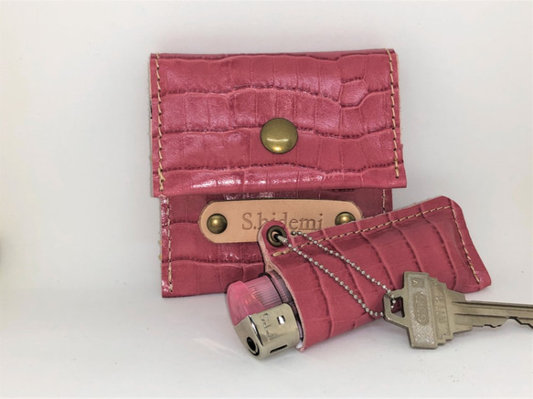 ネーム入り　本革クロコ型押しローズピンクのポケット（携帯）灰皿＆ライターホルダー+ボールチェ—ン 2枚目の画像